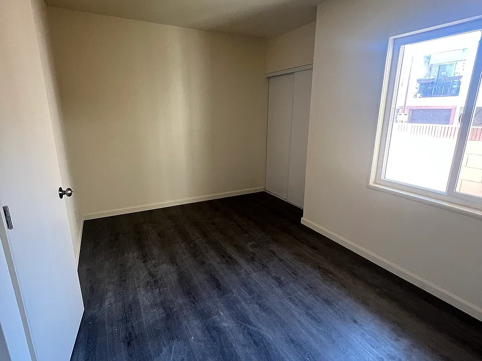 1900 E 4th St #3