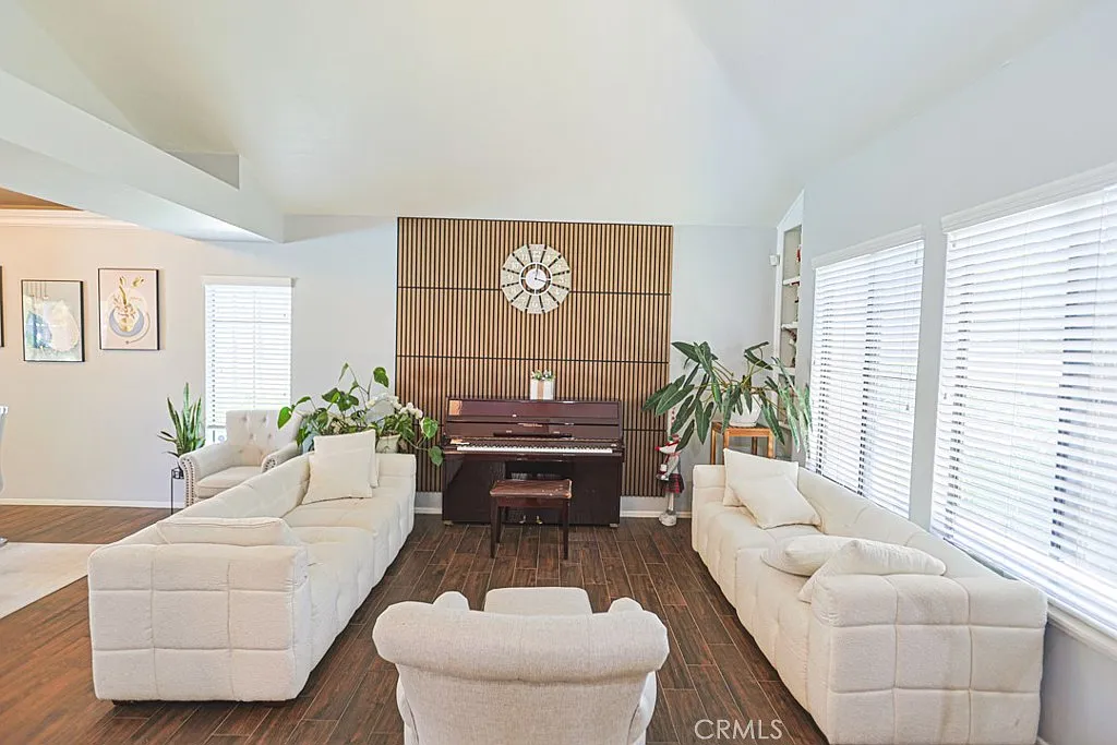 4 bed, 2.5 bath, 2204 sqft, $4,450 — Photo 4