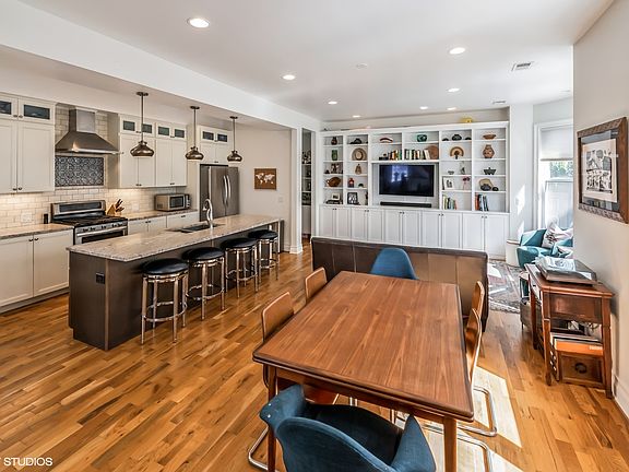 4th image of 1928 W Bradley Pl APT 1R