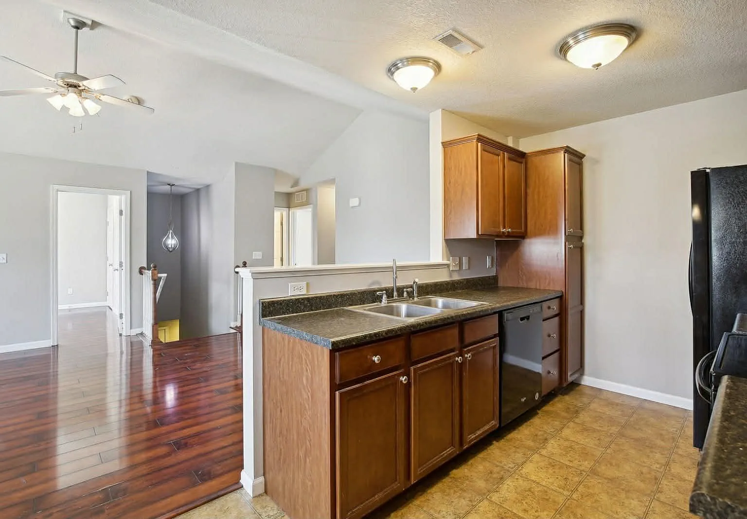3 bed, 1306 sqft, $1,850 — Photo 2