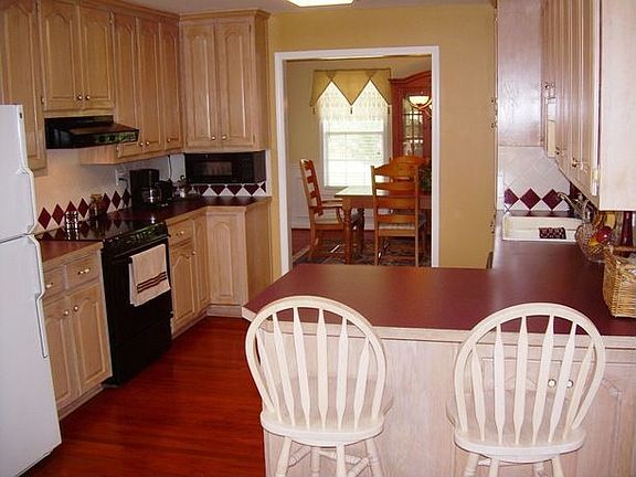 Custom oak cebinets in roomy kitchen