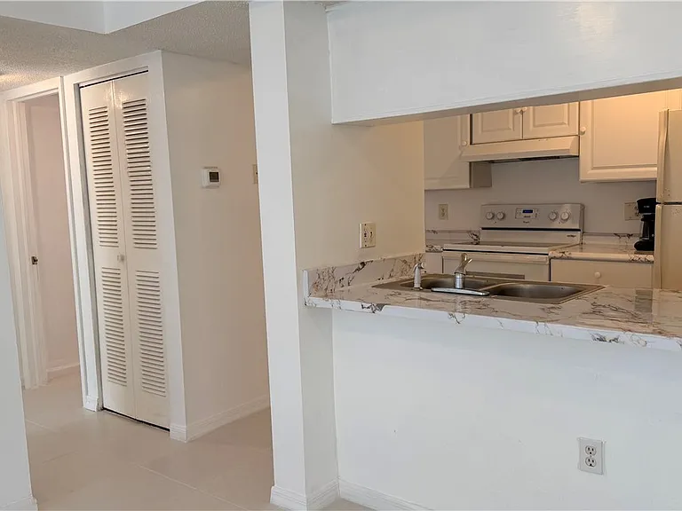 3407 Winkler Ave #309 — Photo 5