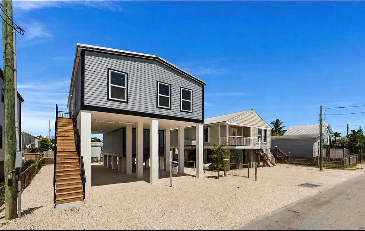 4 bed, 2000 sqft, $6,000 — Photo 1