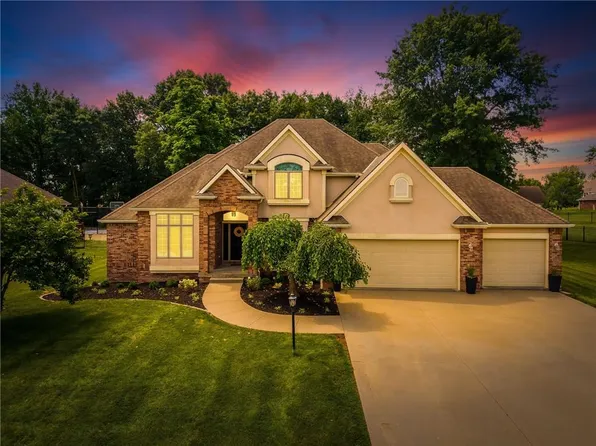 4902 Corinth Dr, Saint Joseph, MO 64506