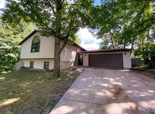 121 Chaffee Dr, Hiawatha, IA 52233