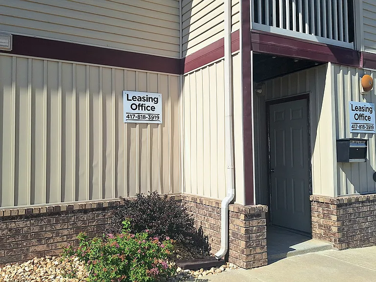 Collins Point Apartments — Photo 7