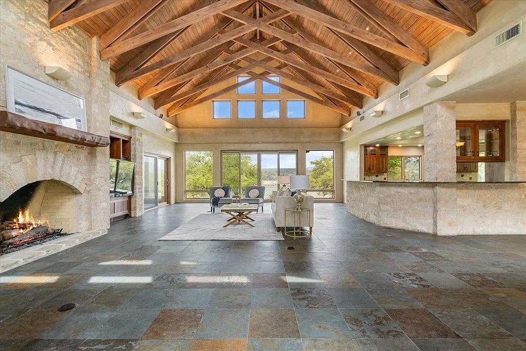 4 bed, 3.0 bath, 4695 sqft, $7,500 — Photo 3