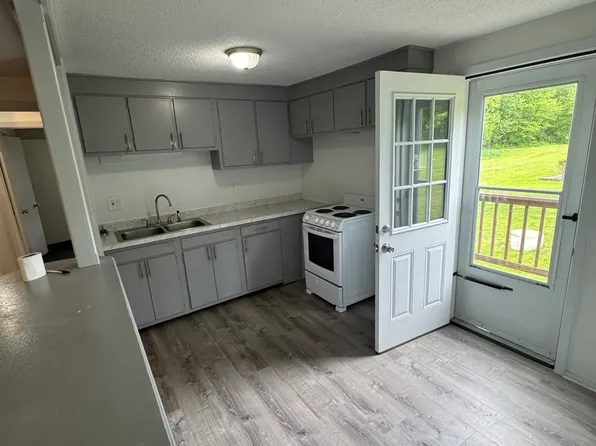 13 White Oak Rd #D, Mansfield, CT 06268