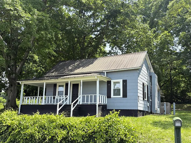 306 Railroad St — Photo 1