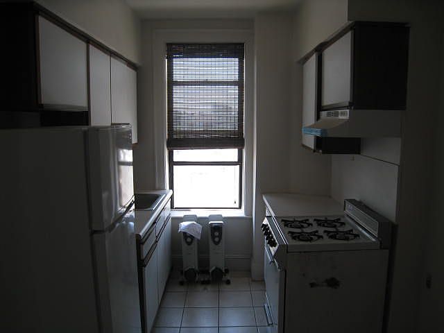 2nd image of 2307 32nd St APT 3D