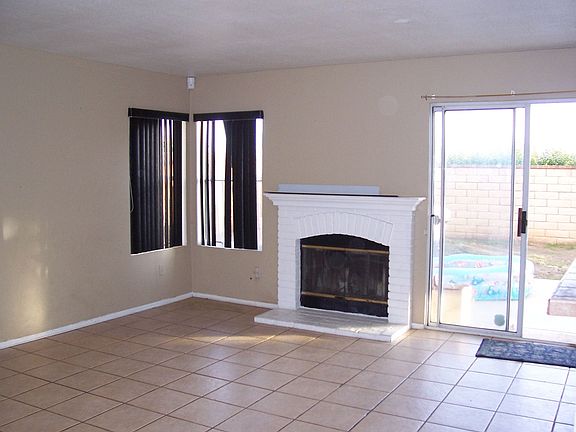 Familyroom w/Fireplace!