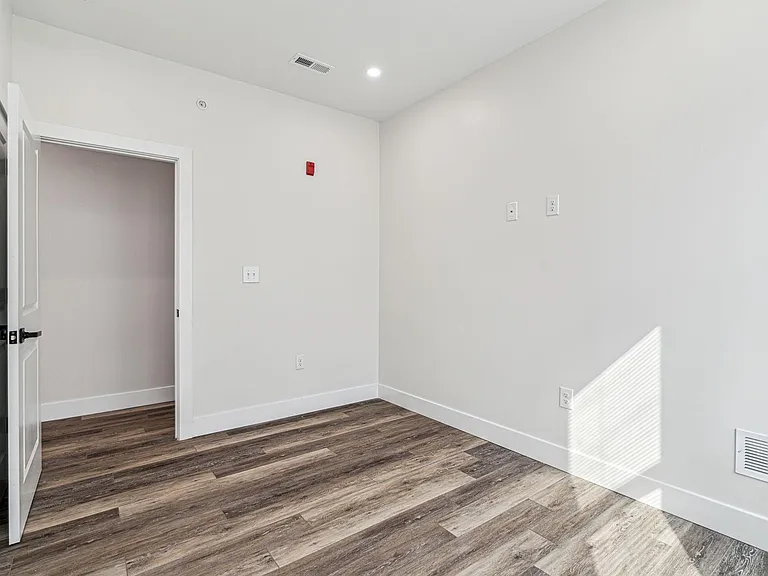 5601 Lansdowne Ave #3 — Photo 9