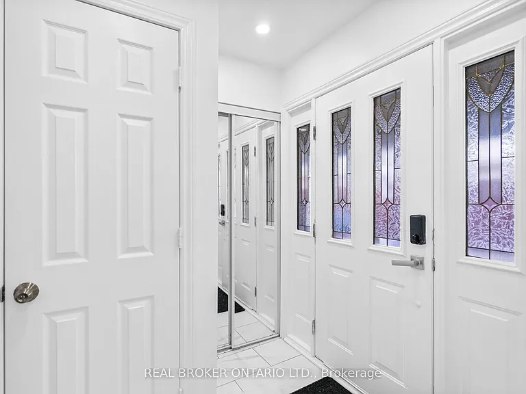 11 Cathcart Cres — Photo 2