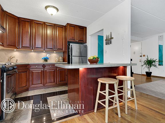 3rd image of 15 Gates Ave APT 15A
