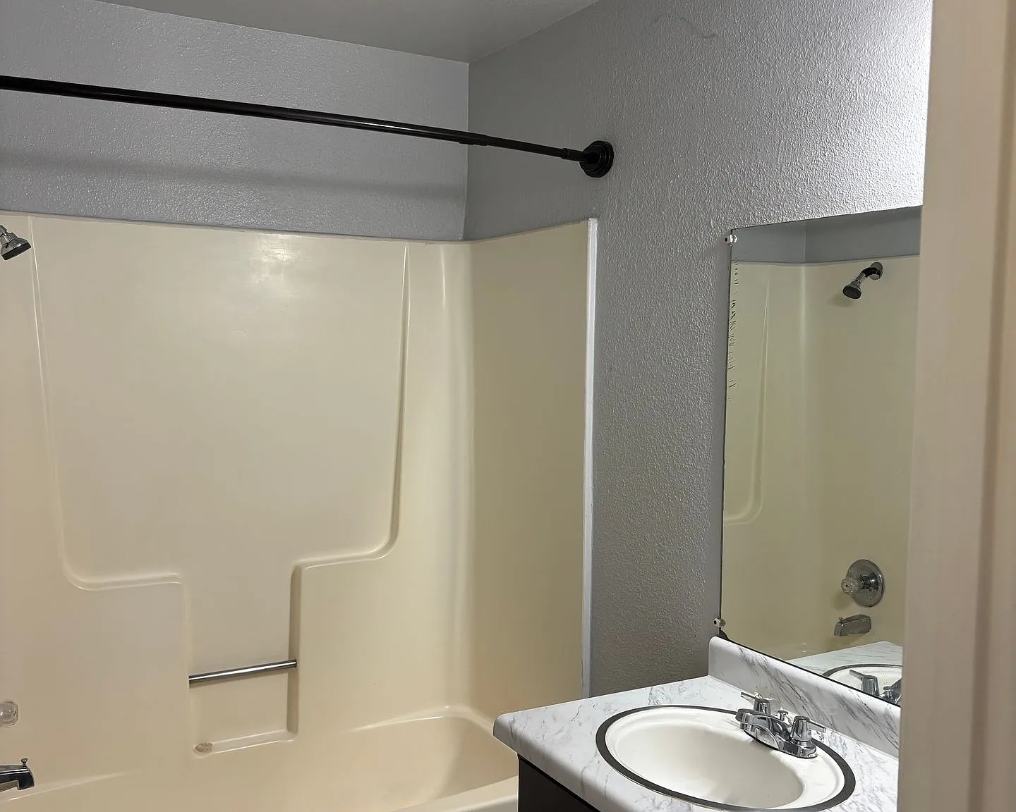 450 - Pine Street Apartments — Photo 3