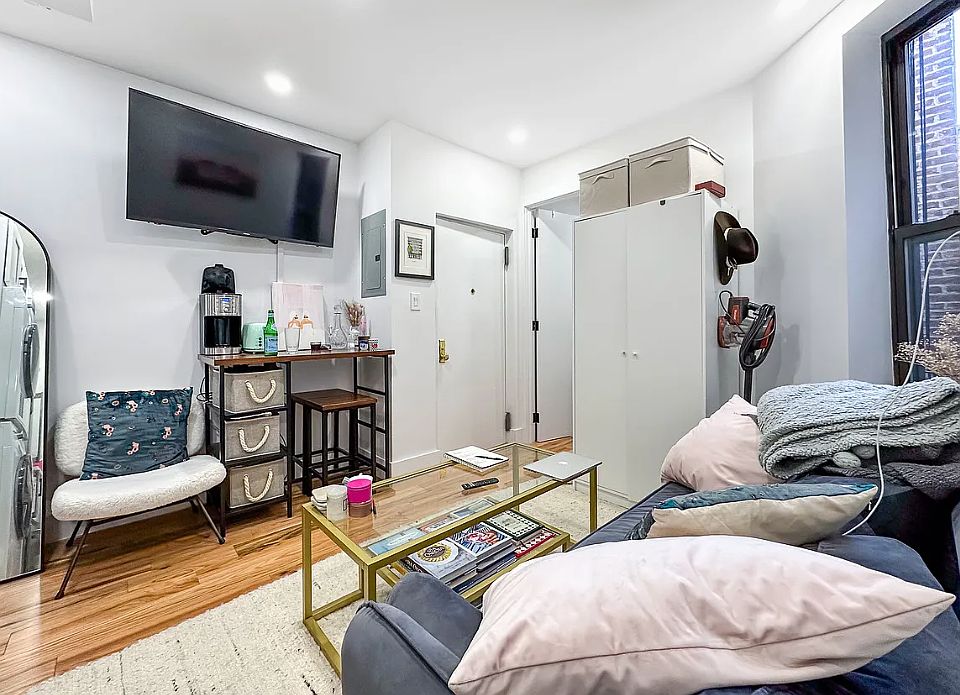 1st image of 247 Mulberry St APT 15