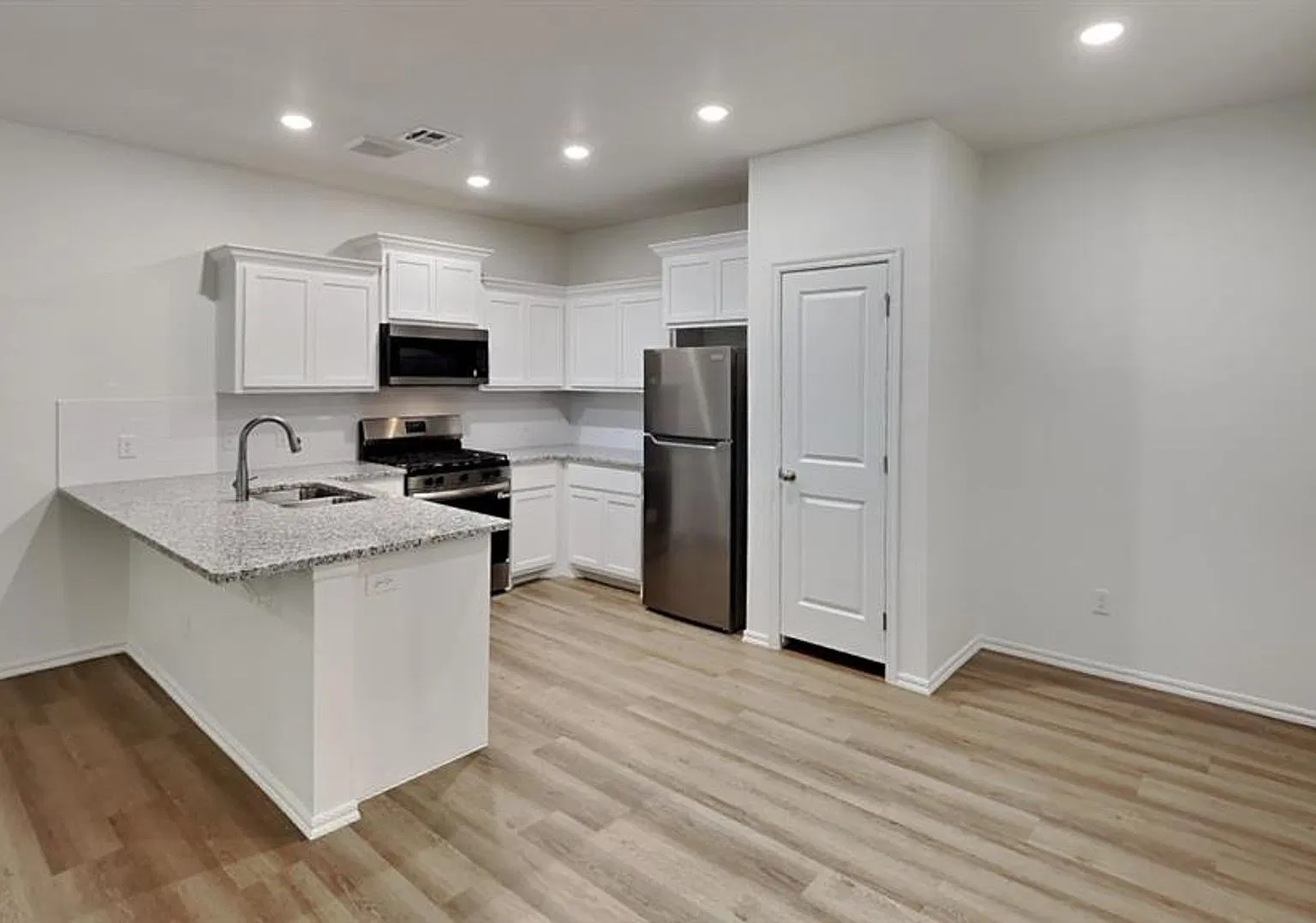 Brand New 3 Bedroom 2 Bath Duplex in Mustang Schools — Photo 4