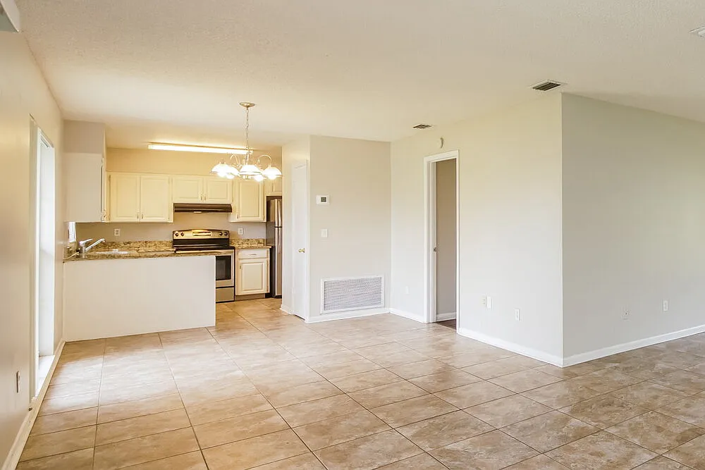 3 bed, 2.0 bath, 1330 sqft, $1,895 — Photo 4