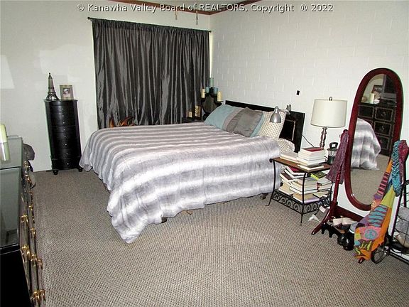 3rd image of 2106 Kanawha Blvd #215