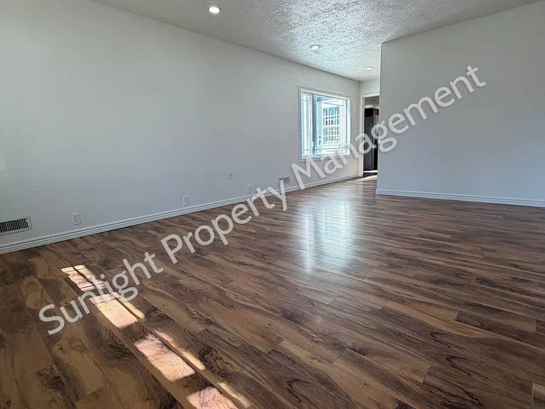 2228 Maple St — Photo 2