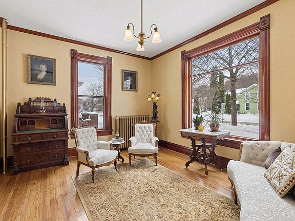 5th image of 910 W 4th St