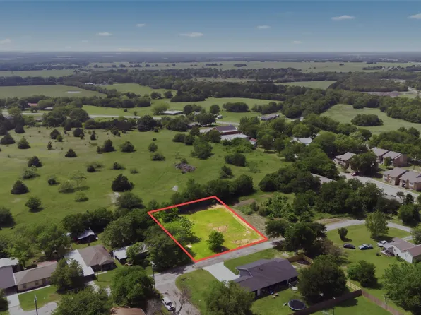 204 S Grand Ave, Wolfe City, TX 75496