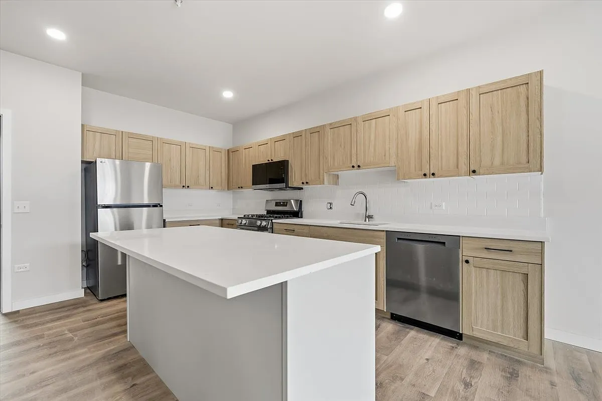 302 Miller Dr — Photo 2