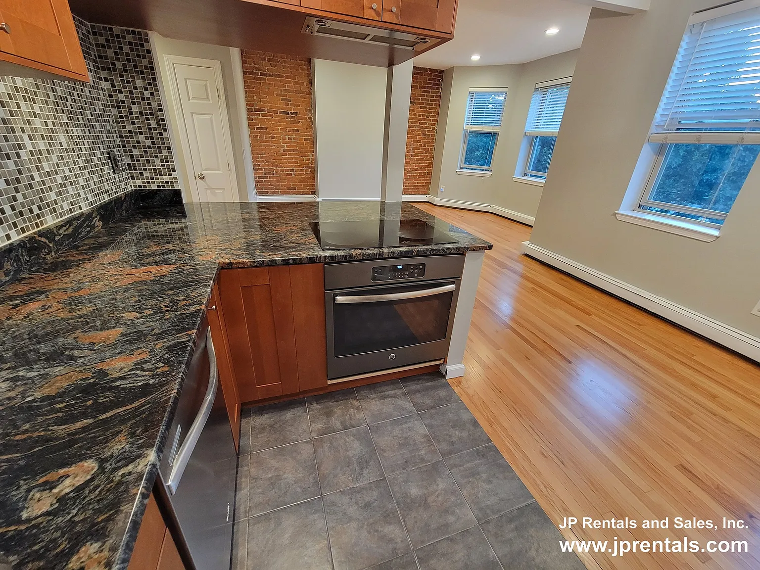 2 bed, 1.0 bath, 790 sqft, $3,600 — Photo 3