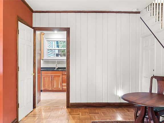 4th image of 1009 W Green St