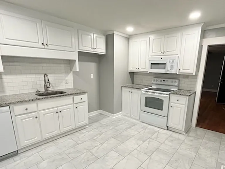 205 Clyde Ave N — Photo 5