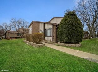 567 Forum Dr, Roselle, IL 60172