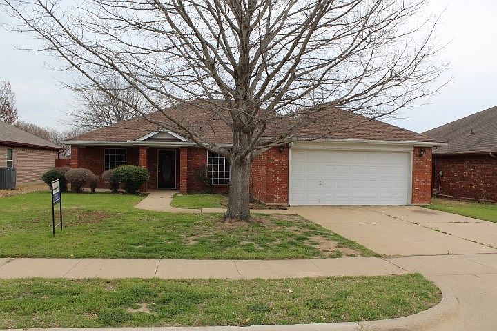 1st image of 145 Blue Wood Dr
