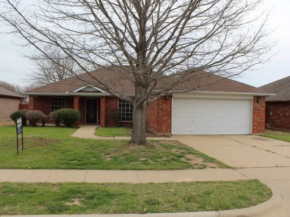 145 Blue Wood Dr, Saginaw, TX 76179
