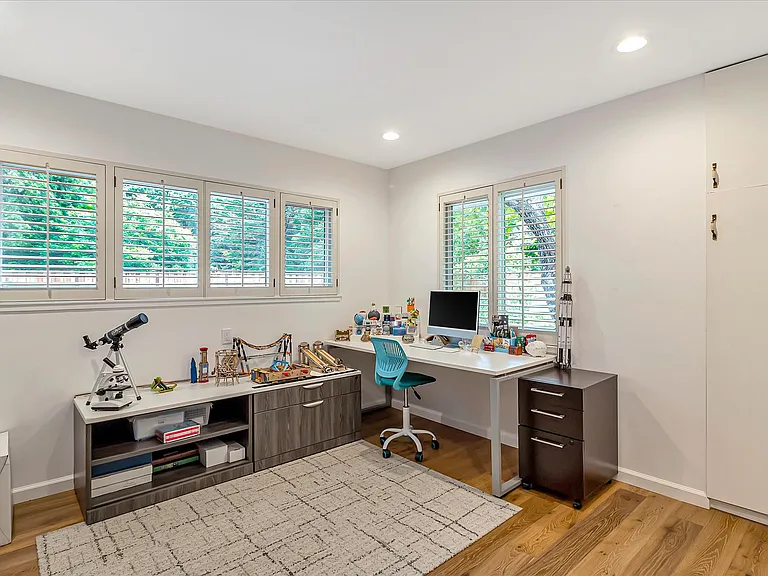 240 Oak Grove Ave — Photo 22