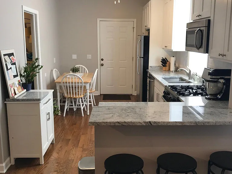 1641 N Rockwell St #1R — Photo 2