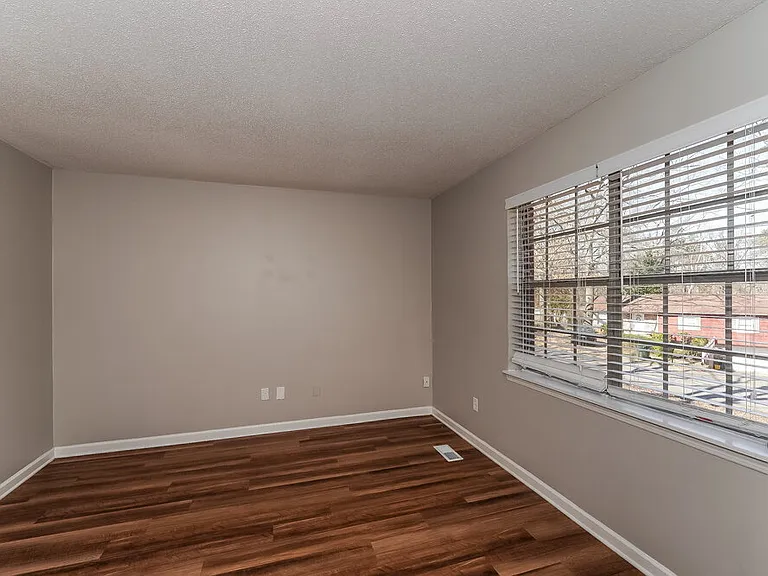 1920 Croydon Cir — Photo 3