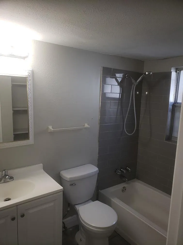 1015 E Bougainvillea Ave — Photo 2