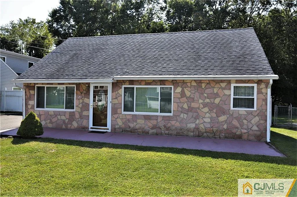 61 Ashley Rd photo 1