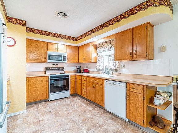 5th image of 401 N Meadow Ln