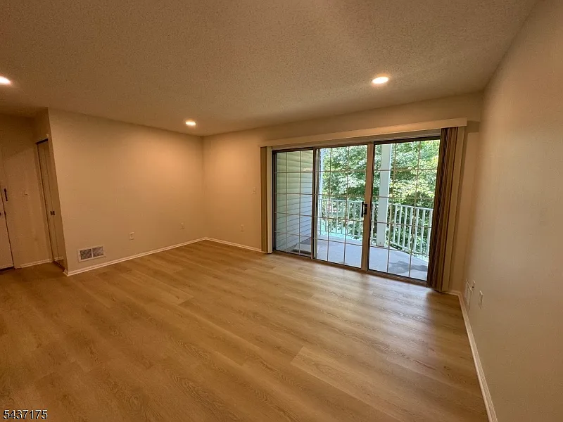 2 bed, 2.0 bath, 1011 sqft, $2,350 — Photo 3