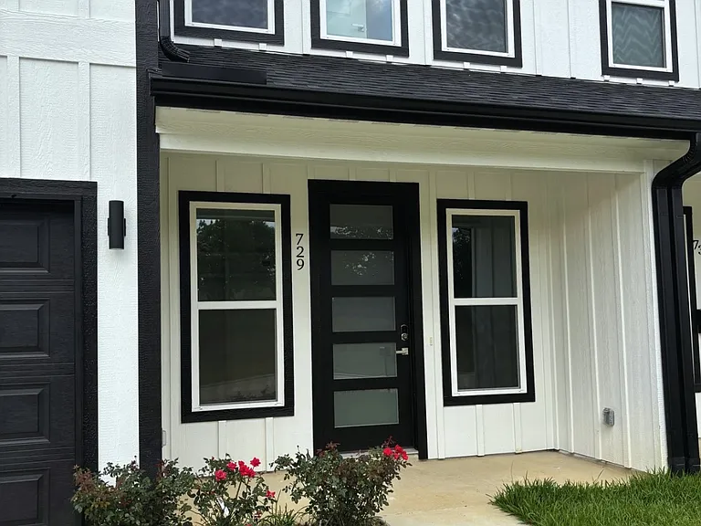 729 Ebenezer Ln — Photo 2