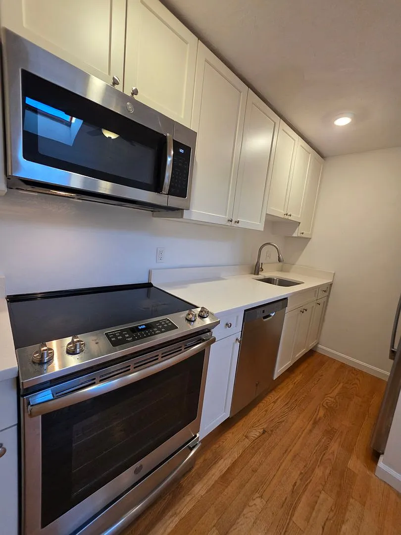 No Brokers Fee, Parking Included, Laundry on a Site — Photo 4