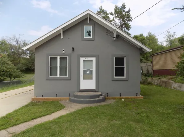 825 Hiawatha St, Minot, ND 58701
