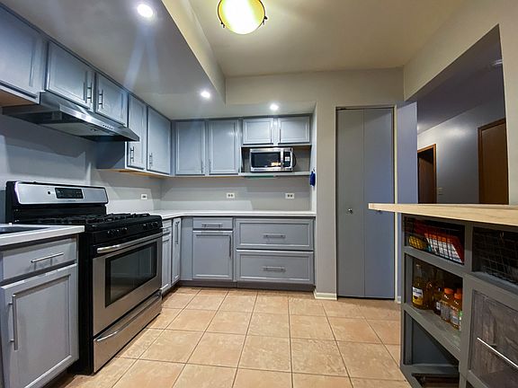 3rd image of 10 Brook Park Ln