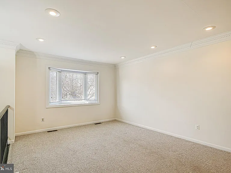 510 Retford Dr — Photo 4