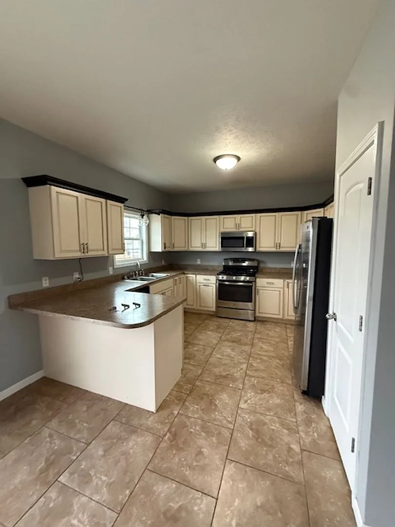404 Dalhlia Drive — Photo 4