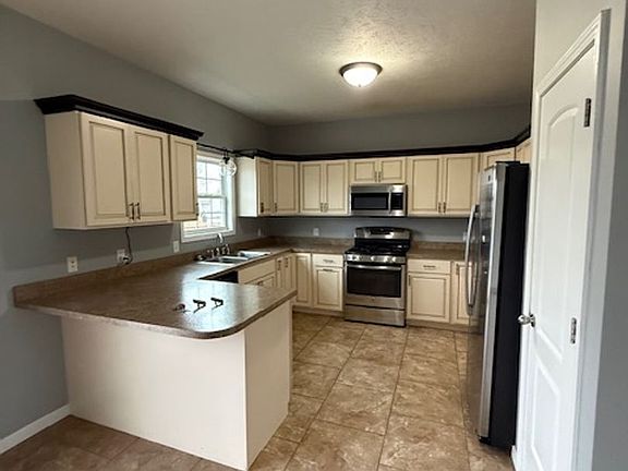 4th image of 404 Dalhlia Dr