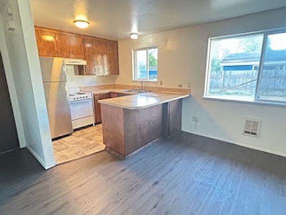 5th image of 758 Woodford Ave N #3