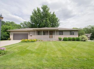 501 Sweetbriar Ln, Watertown, WI 53098