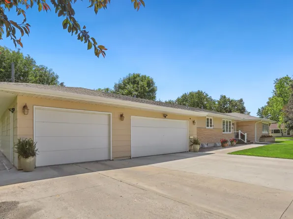 904 Squire Ln, Aberdeen, SD 57401